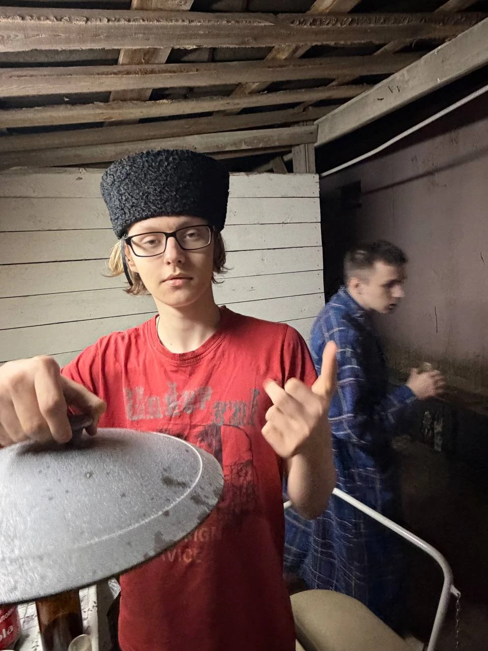 Спикер в папахе с крышкой от казана